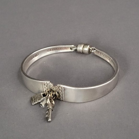 Rogers Signed Silver Tone Utensil Fashion Bracelet Lock Key Charm 5 3/4 in - Picture 3 of 6